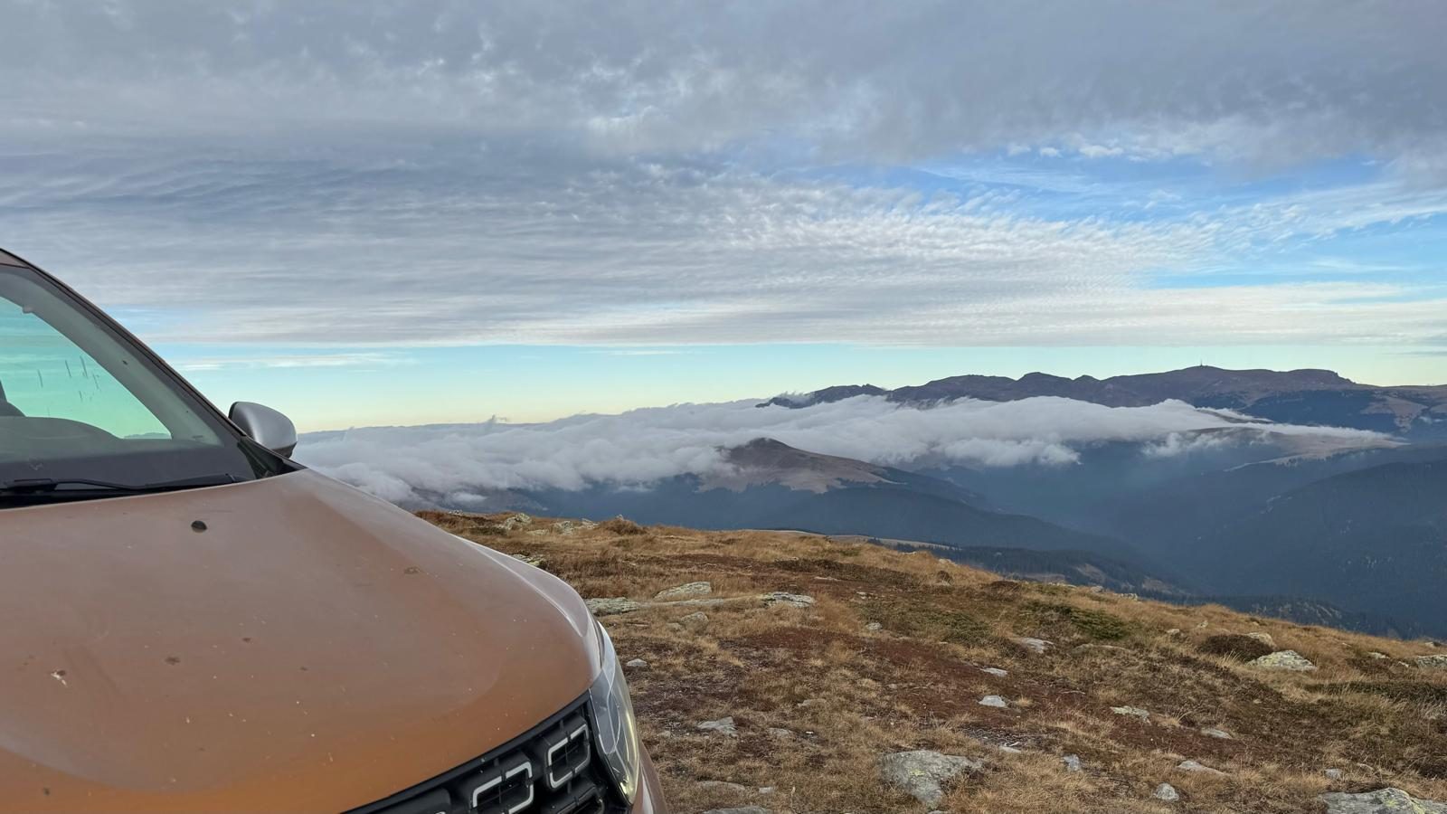 A sea of clouds filling the valleys below the Leaota ridge